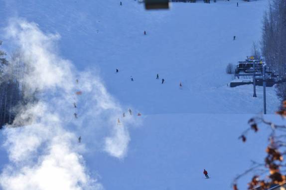 Centenas de esquiadores disputam as pistas de Aspen, no Colorado, nos Estados Unidos